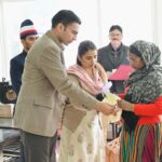 असहाय विधवा शोभा रावत, सुशीला देवी,सुरभि, पूजा, शकुंतला को 25-25 हजार आर्थिक सहायता