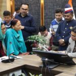 एचडीसी कॉलोनी में सीवर धंसे, सड़क टूटी, डीएम ने मांगा जबाव, जनदर्शन से गायब इंजीनियर का रोका वेतन