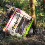 *पौड़ी गढ़वाल: खिर्सू में मैक्स-बाइक की भिड़ंत के बाद खाई में गिरे दोनों वाहन, 8 घायल- समय पर रेस्क्यू से टला बड़ा हादसा*