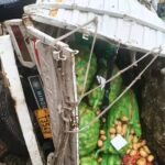 गुमखाल–सतपुली हाईवे पर फिर हादसा, मल्ली सतपुली के पास पहाड़ी से गिरा भारी बोल्डर, सब्जी से भरा ट्रक क्षतिग्रस्त