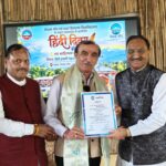 हिंदी दिवस पर लेखक गाँव की प्रकृति की पाठशाला में साहित्यकारों ने बिखेरे शब्द
