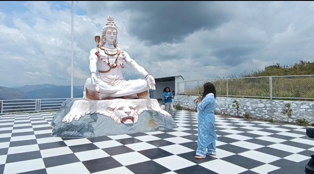 मटोगी गांव का ध्यान धारेश्वर महादेव मंदिर बना आस्था और आध्यात्मिक शांति का केंद्र, प्रकृति की गोद में योग और ध्यान से सकारात्मक ऊर्जा महसूस कर रहे श्रद्धालु*