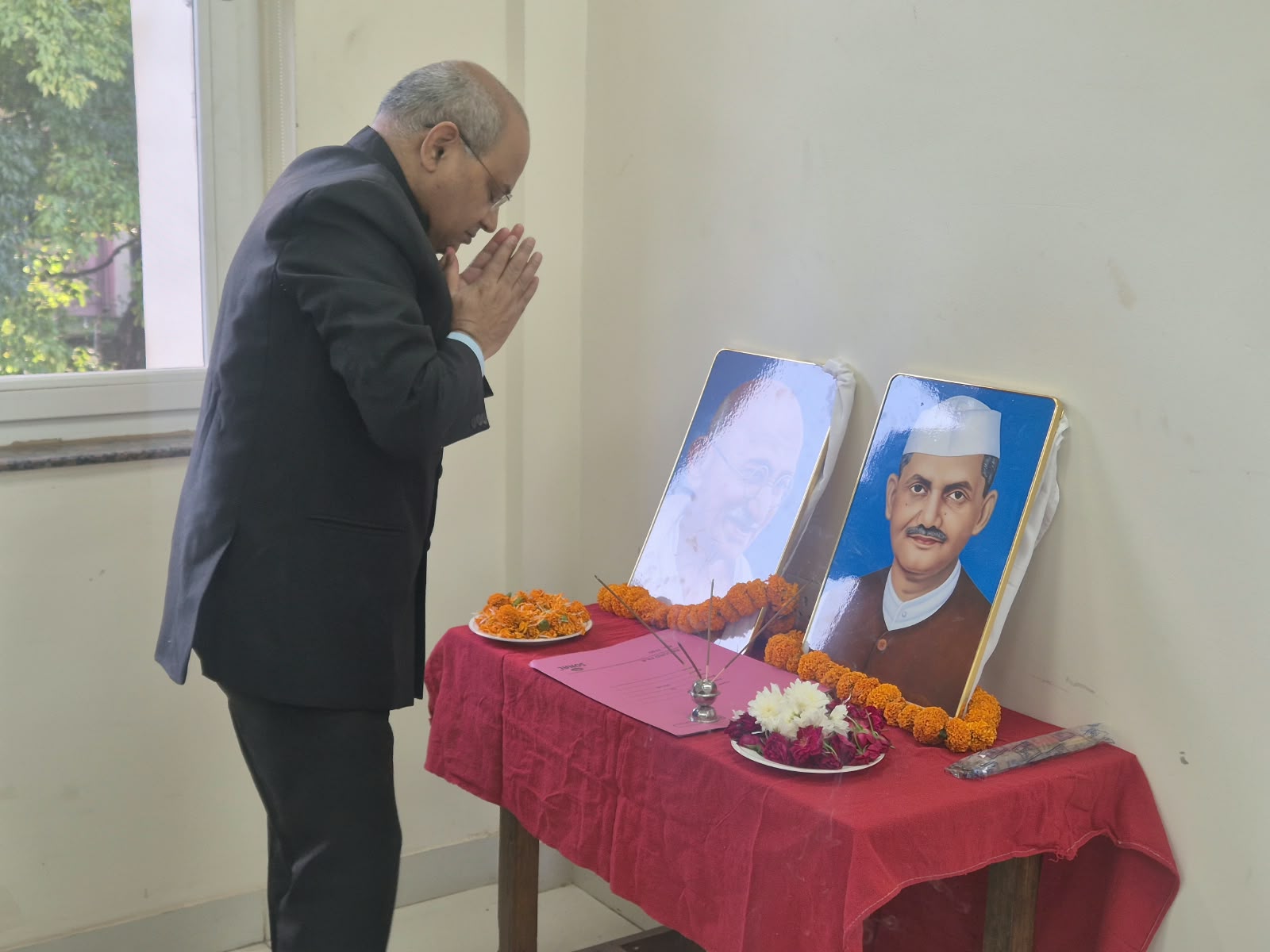 आयुक्त गढ़वाल मंडल ने गांधी एवं शास्त्री जयंती पर अधिकारियों-कर्मचारियों को दिलाई कर्तव्यनिष्ठा की शपथ
